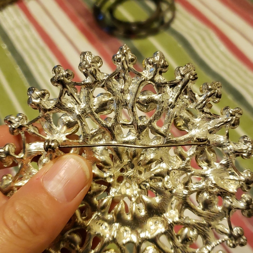 Snowflake pin - Picture 2 of 3